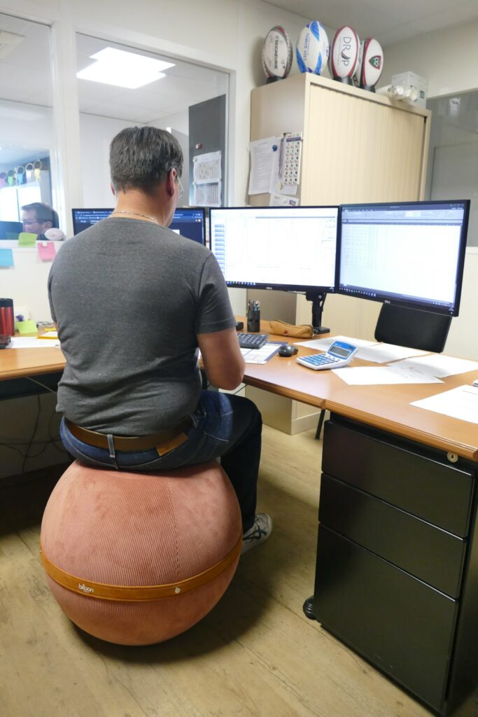 ergonomie au travail dans les bureau avec ballon bloon